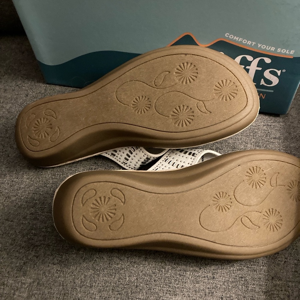 Cliffs by WHITE MOUNTAIN white Embellished Thong Sandals size 8-8.5 - Picture 7 of 9